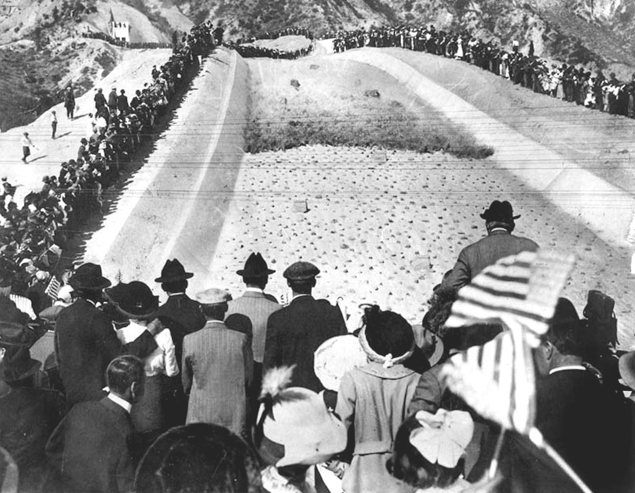 A large crowd watches the first waters flowing into Los Angeles from the Los Angeles Aqueduct.
