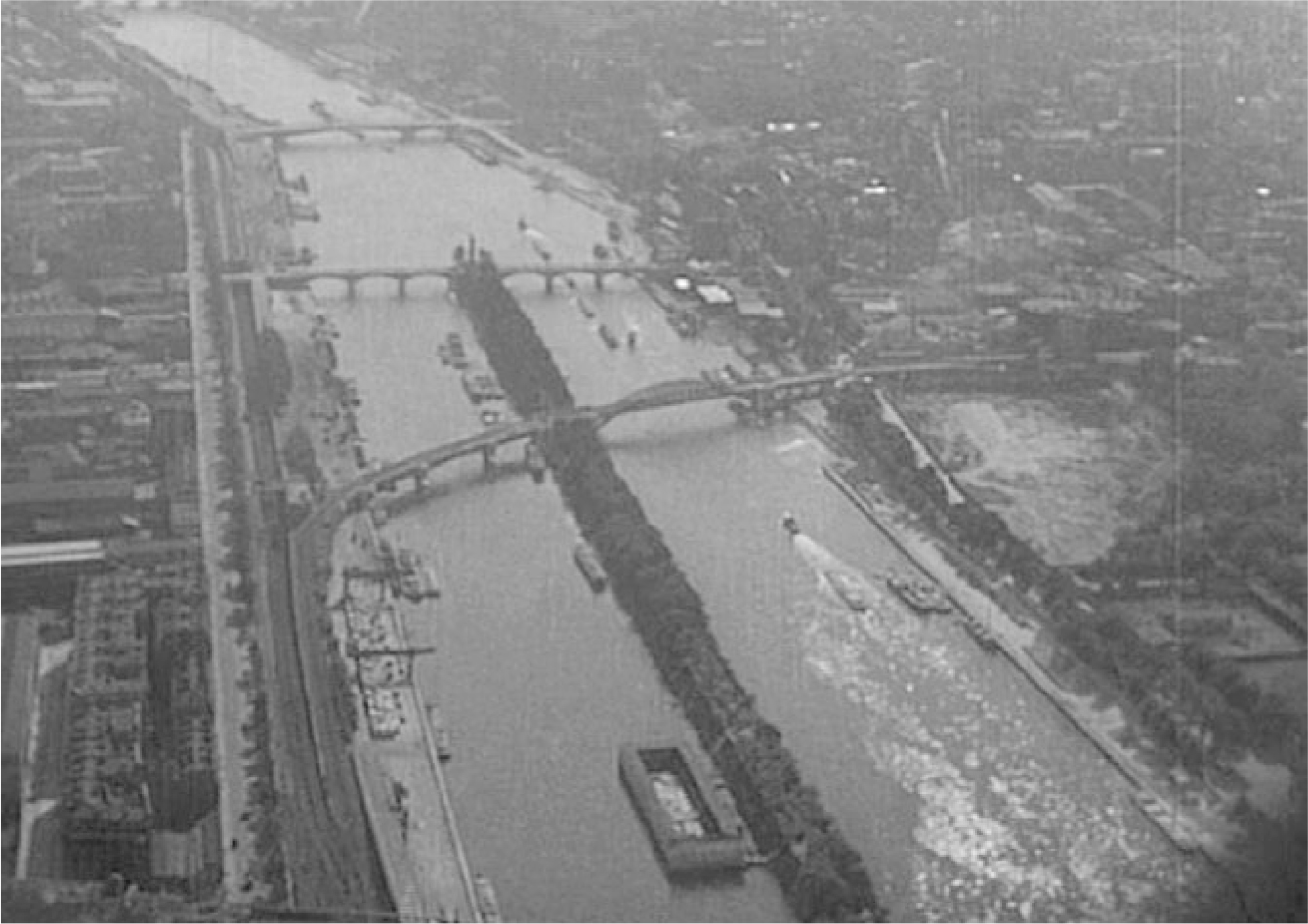 The exhibit highlights a scene from the movie “Paris qui dort,” specifically depicting a view of the Allée des Cygnes from the summit of the Eiffel Tower, with the Statue of Liberty also visible.