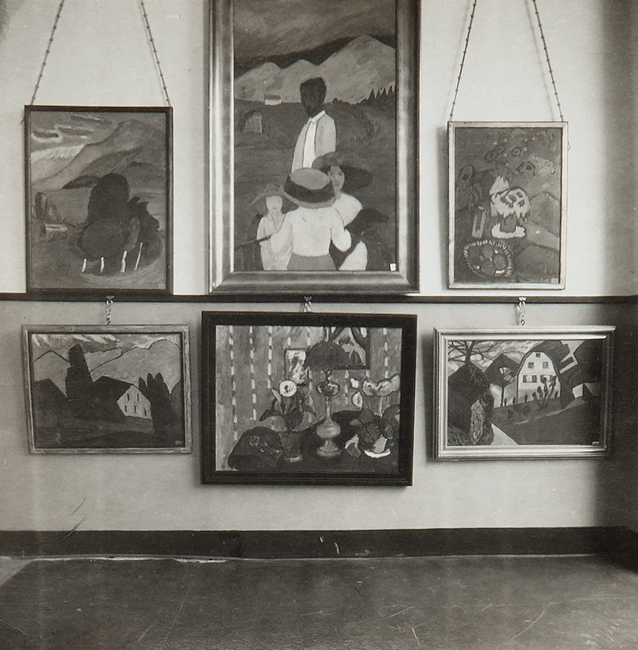 The exhibit displays an installation view of Gabriele Münter’s solo exhibit at Max Dietzel’s Neuer Kunstsalon, Munich, early 1913, highlighting six paintings on a wall.