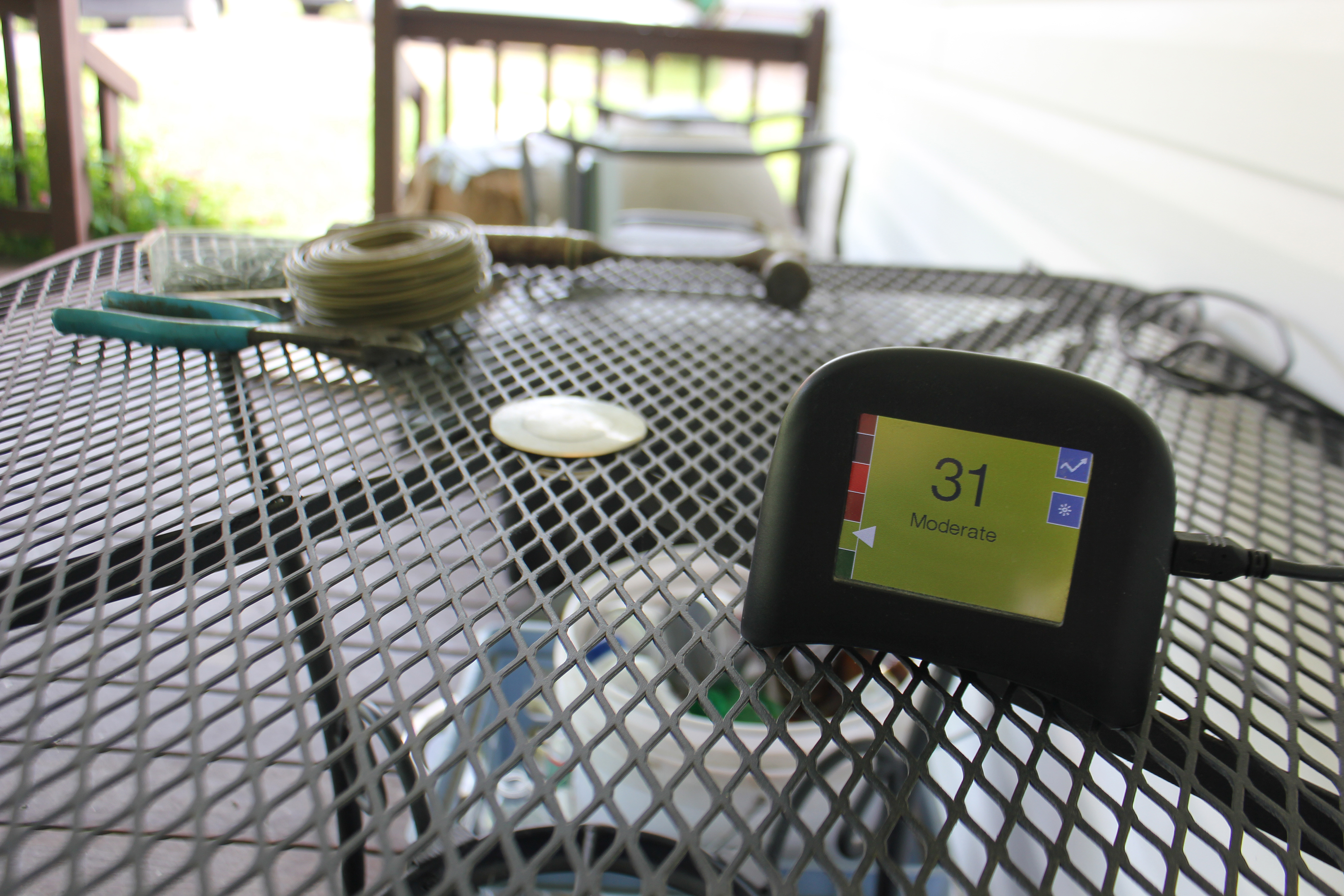 A digital display on a metal patio table reading “31 Moderate.”
